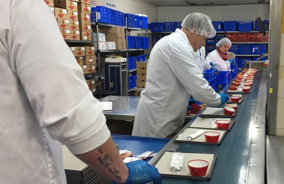 Повара за работой. Фото: Шири Хадар