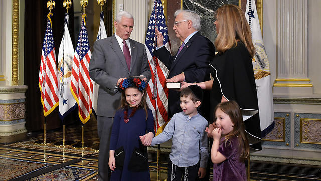 Friedman, with his family, being sworn in by Vice President Pence (Photo: AFP) (צילום: AFP) Friedman, with his family, being sworn in by Vice President Pence (Photo: AFP)