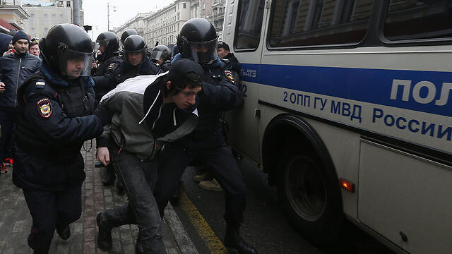 Аресты участников демонстрации в Москве. Фото: ЕРА (צילום: EPA) Аресты участников демонстрации в Москве. Фото: ЕРА