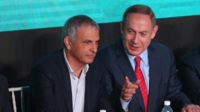 Kahlon (L) and Netanyahu at the Beit Shemesh event (Photo: Amit Shabi) (צילום: עמית שאבי) Kahlon (L) and Netanyahu at the Beit Shemesh event (Photo: Amit Shabi)