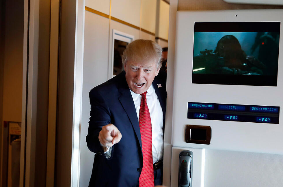 Дональд Трамп на борту Air Force - 1. Фото: АР