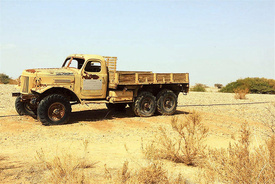 ЗИЛ в пустыне Арава. Фото: Я. Школьник