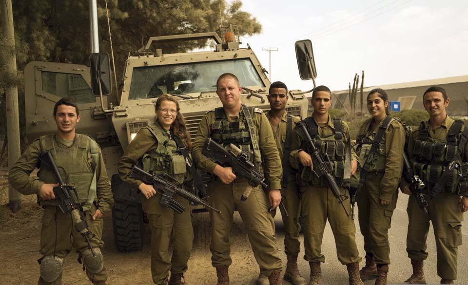 Батальонный врач Хайман с подчиненными. Фото: пресс-служба армии (Фото: Пресс-служба ЦАХАЛа.) Батальонный врач Хайман с подчиненными. Фото: пресс-служба армии