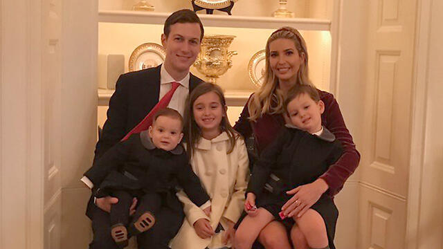 Джаред Кушнер и Иванка Трамп с детьми
