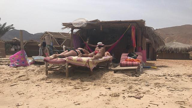 Израильтяне на Синае. Фото: Тики Голан (צילום: תיקי גולן) Израильтяне на Синае. Фото: Тики Голан