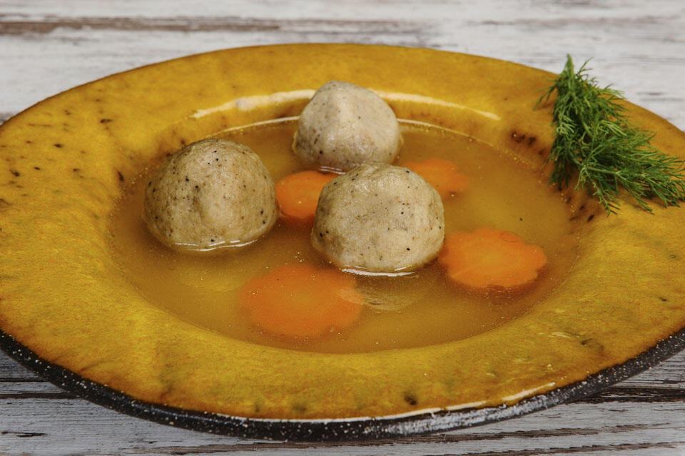 Еврейская классика: бульон с клецками (Фото: Рели Лев) Еврейская классика: бульон с клецками