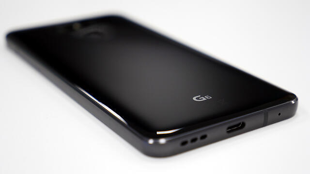 Смартфон LG V30. Фото: Гай Леви