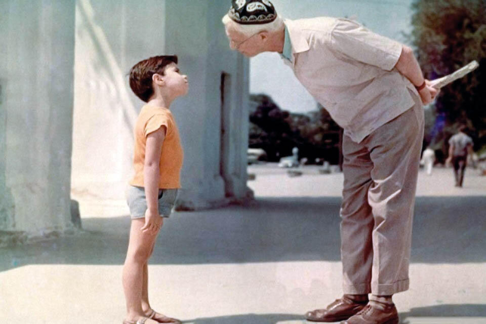 Кадр из фильма "Человек идет за солнцем"