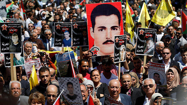Protests during Prisoners' Day (Photo: Reuters)