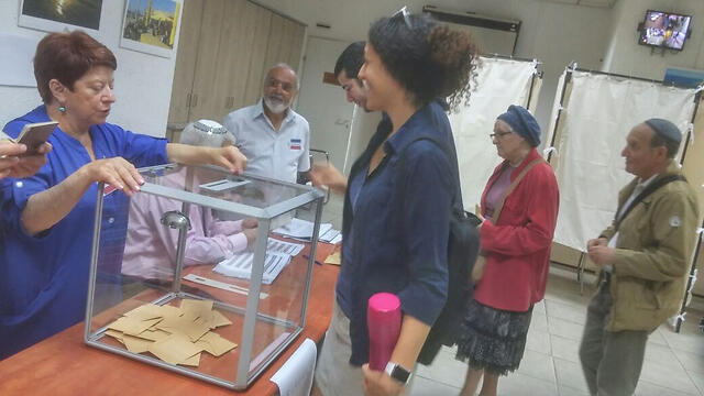 At the ballot box in Netanya (Photo:Hagai Dekel) (צילום: חגי דקל) At the ballot box in Netanya (Photo:Hagai Dekel)