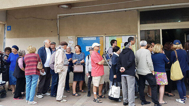 Voters in Netanya (Photo: Shahar Chai) (צילום: שחר חי) Voters in Netanya (Photo: Shahar Chai)