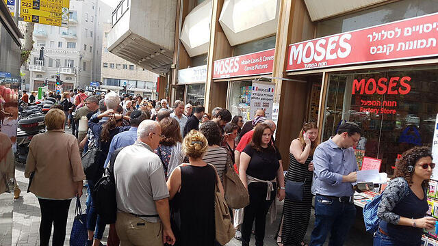 Waiting to vote in Tel Aviv (Photo: Amit Cotler) ( צילום: עמית קוטלר) Waiting to vote in Tel Aviv (Photo: Amit Cotler)
