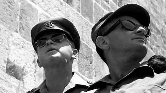 Победители у Стены плача в Иерусалиме, 1967 год. Фото: Шломо Лави (צילום: שלמה לביא/לע'"מ) Победители у Стены плача в Иерусалиме, 1967 год. Фото: Шломо Лави