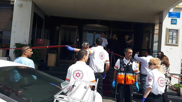 Scene of the stabbing (Photo: MDA) ( צילום: תיעוד מבצעי מד"א) Scene of the stabbing (Photo: MDA)