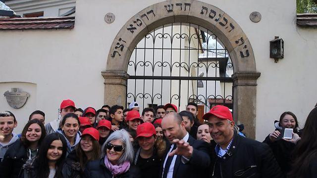 Bennett meeting with students in Krakow (Photo: Motti Kimchi) (צילום: מוטי קמחי) Bennett meeting with students in Krakow (Photo: Motti Kimchi)