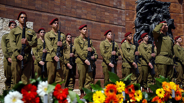 IDF soldiers in the Holocaust Remembrance Day ceremony