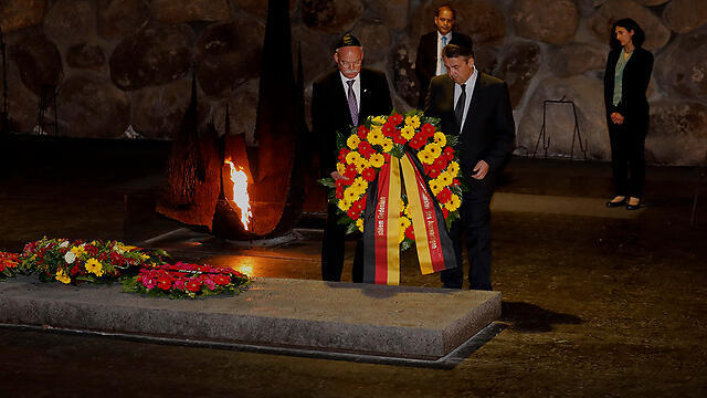 Gabriel lays a wreath at Yad Vashem for Holocaust Remembrance Day (Photo: AFP) (צילום: AFP) Gabriel lays a wreath at Yad Vashem for Holocaust Remembrance Day (Photo: AFP)