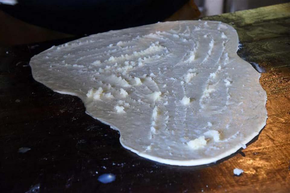 Смазать тесто топленым маслом. Фото: Авияху Шапира 