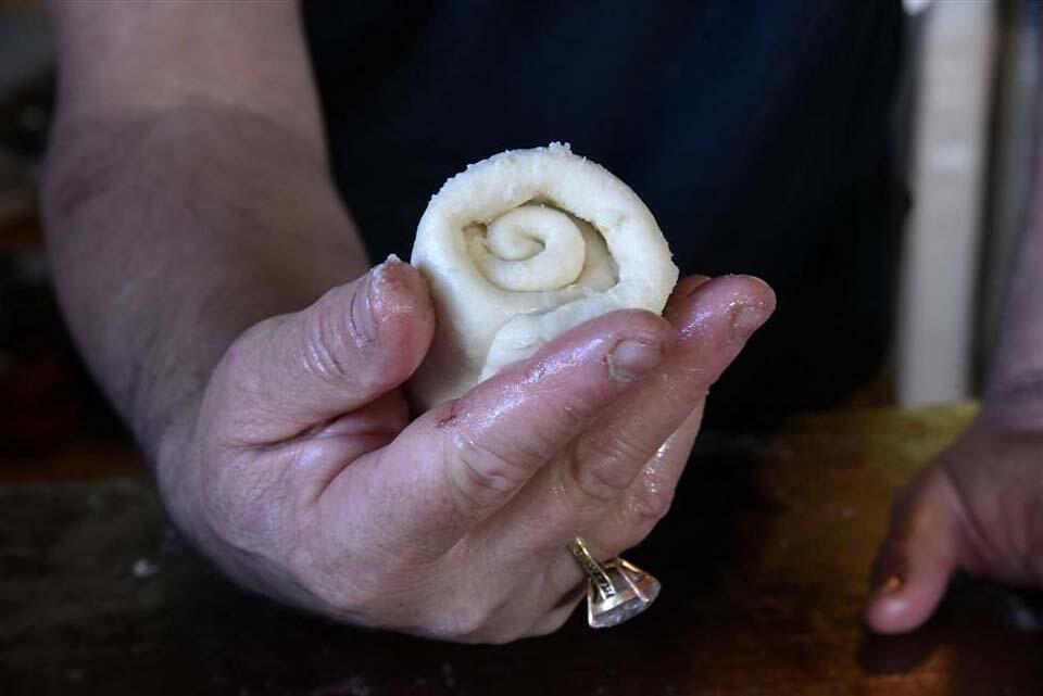 Скатать тесто в трубочку. Фото: Авияху Шапира