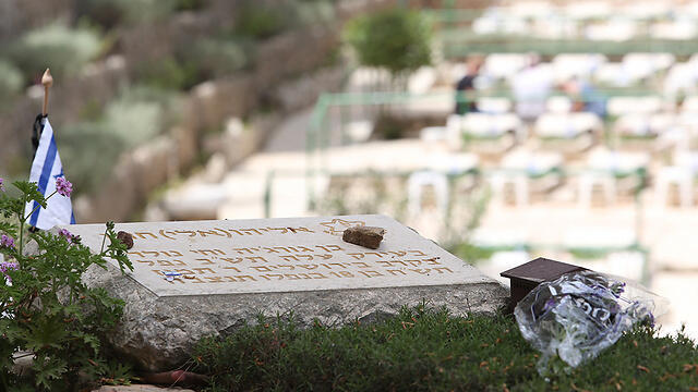 Jewish grave