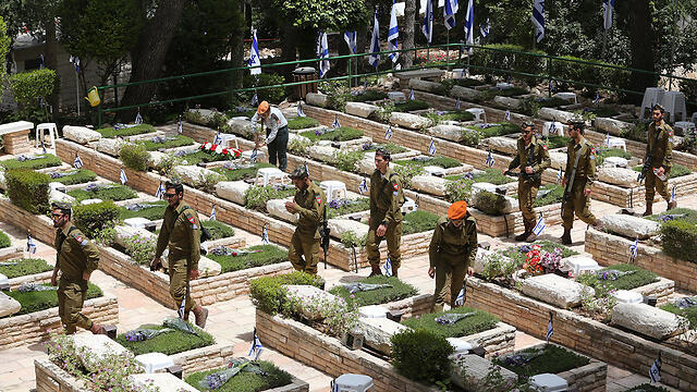 The military plot on Mount Herzl (Photo: Gil Yohanan)