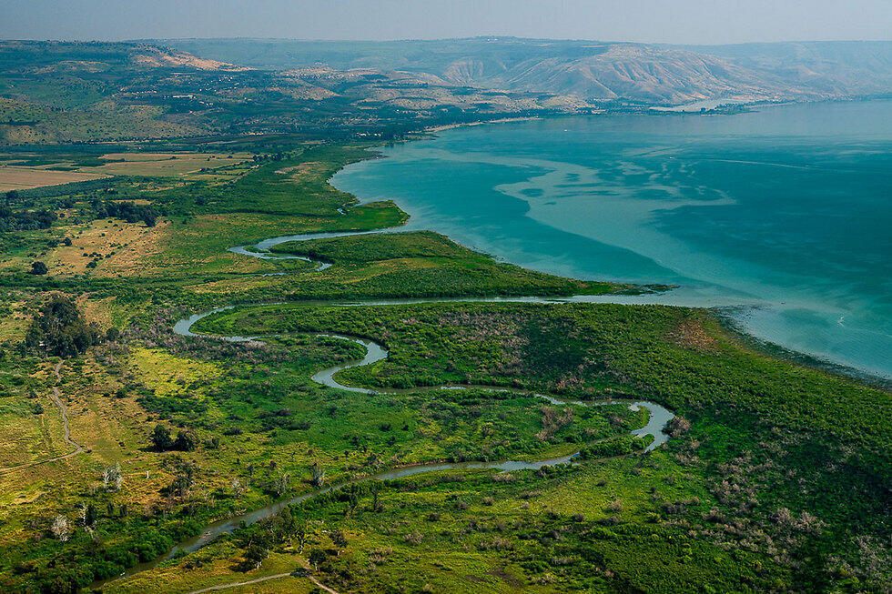 Река Иордан и Кинерет. Фото: Исраэль Бардуго (צילום: ישראל ברדוגו) Река Иордан и Кинерет. Фото: Исраэль Бардуго