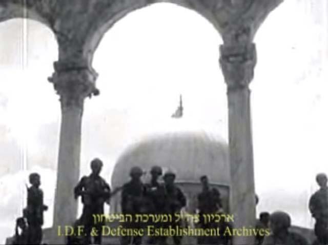 Солдаты на фоне флага над Куполом скалы. Кадр из фильма "Ха-ир шехубра ла яхдав", архив ЦАХАЛа и минобороны