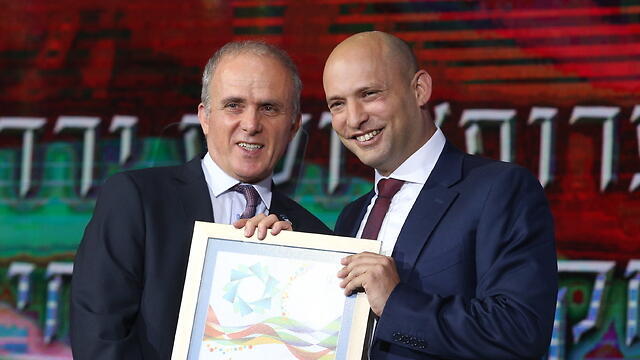 Yossi Yarden and Bennett (Photo: Amit Shabi) (צילום: עמית שאבי) Yossi Yarden and Bennett (Photo: Amit Shabi)