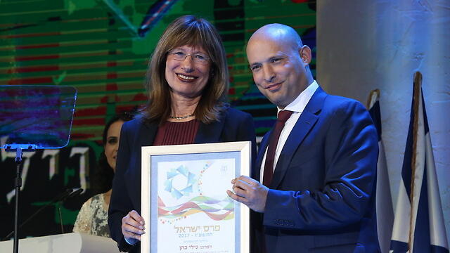 Bennett hands the prize to Nili Cohen (Photo: Amit Shabi) (צילום: עמית שאבי) Bennett hands the prize to Nili Cohen (Photo: Amit Shabi)