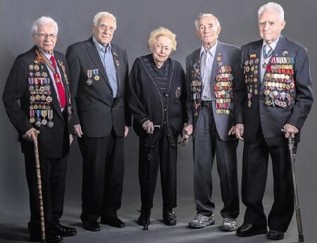 Иона Деген с ветеранами. Проект "Едиот ахронот" к 9 мая