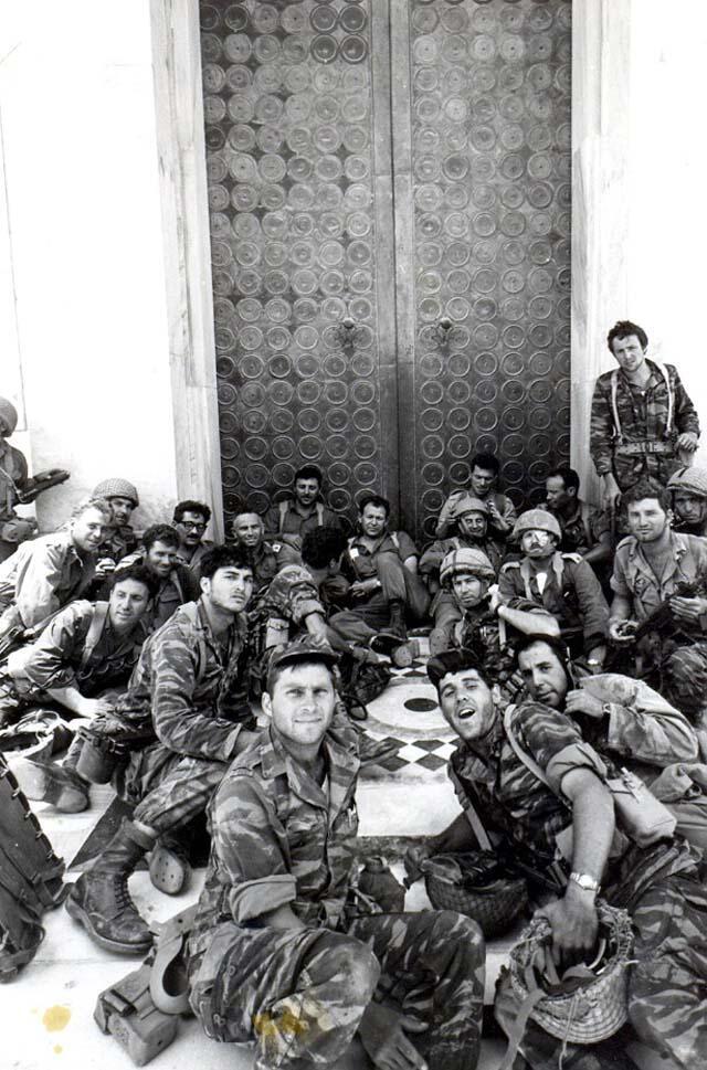 Десантники у Храмовой горы. Фото из архива ЦАХАЛа и минобороны, коллекция "Ба-махане", фотограф Миха Бар-Ам