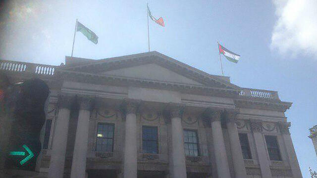 Палестинские флаги над мэрией Дублина