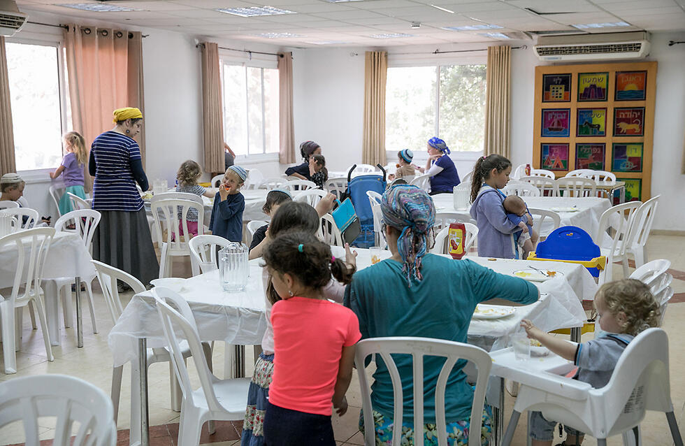 Amona evacuees live at a youth hostel in Ofra (Photo: Ohad Zwigenberg)