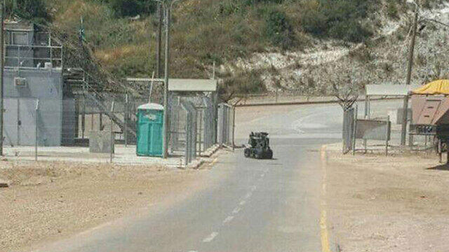 Bomb disposal squad neutralizes the explosives (Photo: Israel Police) (צילום: דוברות המשטרה) Bomb disposal squad neutralizes the explosives (Photo: Israel Police)