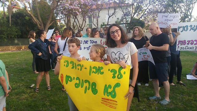 Protests outside of Bennett's home (צילום: מי גל אבינועם ואודי שרעבי, הנהגה הורית אבן יהודה) Protests outside of Bennett's home
