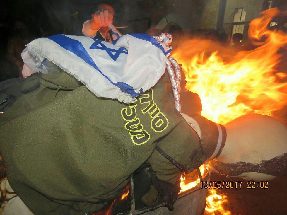 Haredi IDF effigies being set ablaze (Photo: Chaim Goldberg)