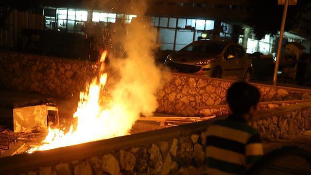 Костер в жилом квартале Бней-Брака. Фото: Моти Кимхи (צילום: מוטי קמחי) Костер в жилом квартале Бней-Брака. Фото: Моти Кимхи