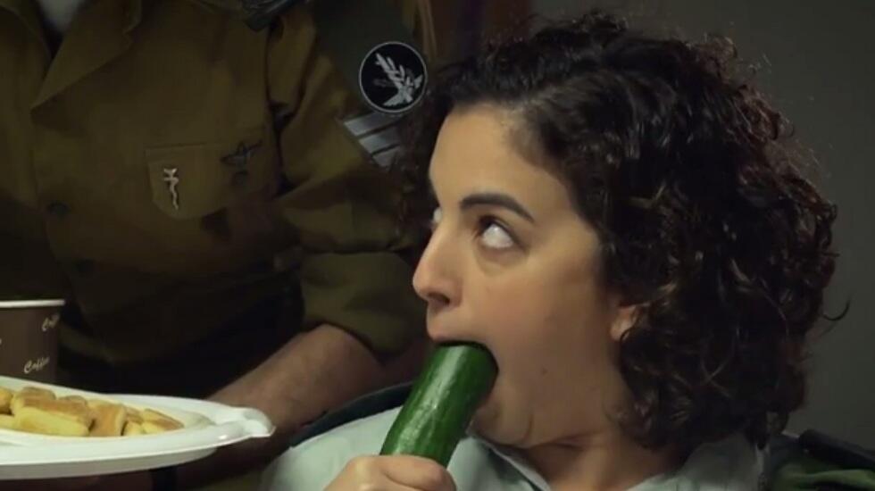 One of the officers is on a 'strict diet.' (מתוך הסרטון) One of the officers is on a 'strict diet.'