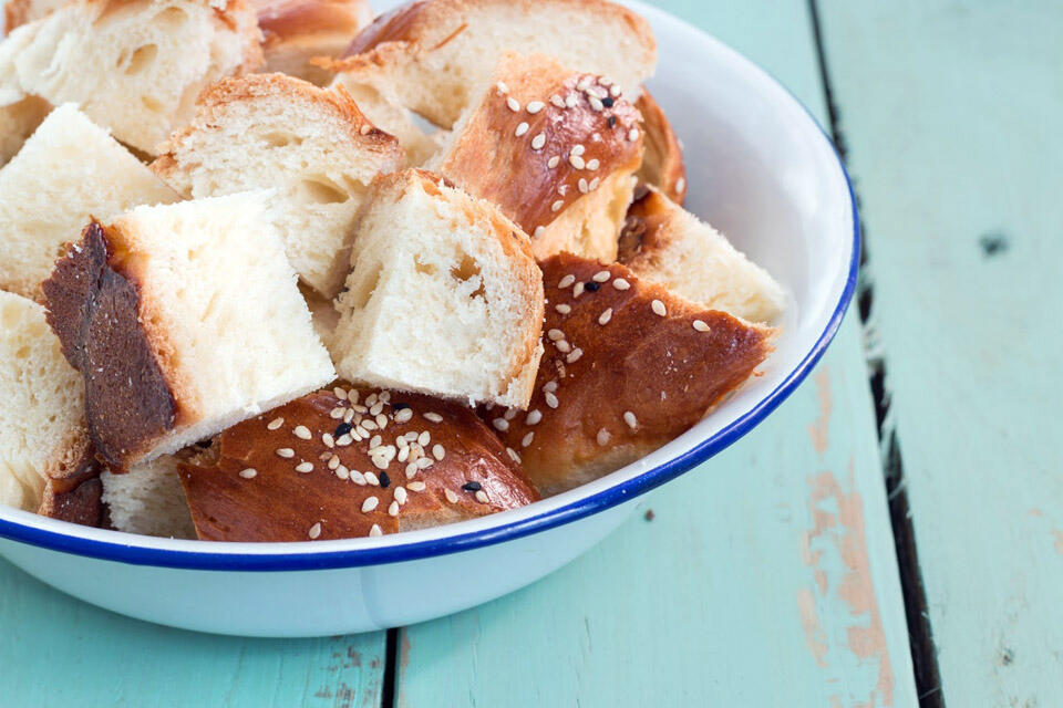 Вчерашнюю халу легче нарезать. Фото: Ольга Тухшер (Ольга Тухшер) Вчерашнюю халу легче нарезать. Фото: Ольга Тухшер