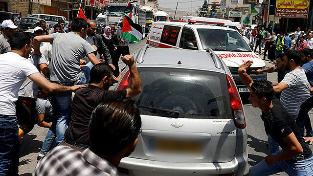 Palestinian rioters in Huwara attacking the settler's car (Photo: Reuters) (צילום: רויטרס) Palestinian rioters in Huwara attacking the settler's car (Photo: Reuters)