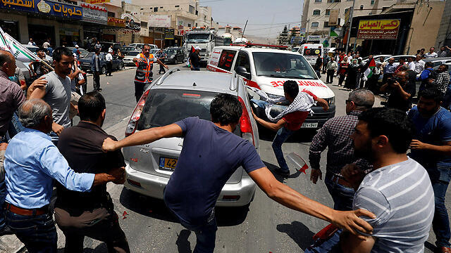 Palestinian rioters in Huwara attacking the settler's car (Photo: Reuters) (צילום: רויטרס) Palestinian rioters in Huwara attacking the settler's car (Photo: Reuters)