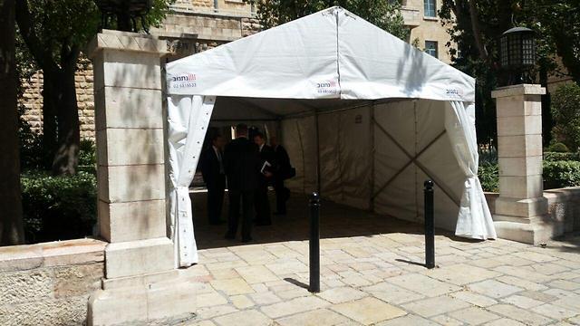 Security tent at the hotel (Photo: Eli Mendelbaum)
