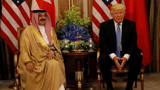 President Donald Trump and Prince Khalifa bin Salman Al Khalifa of Bahrain (צילום: רויטרס) President Donald Trump and Prince Khalifa bin Salman Al Khalifa of Bahrain