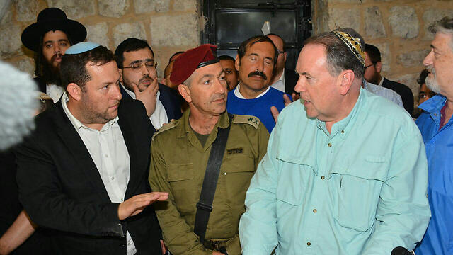 Huckabee, right, with GOC Central Command Roni Numa, center, and Samaria Regional Council head Yossi Dagan, left (Photo: Meir Bracha)