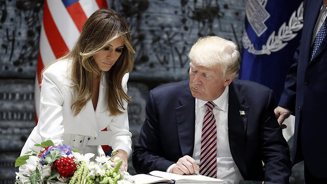 Trump signing the guest book at the President's Residence (Photo: AFP) (צילום: AFP) Trump signing the guest book at the President's Residence (Photo: AFP)