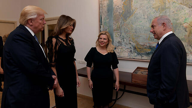 US Pres. Donald Trump and his wife, Melania, being greeted at teh PM's Residence by the Netanyahus ( צילום: אבי אוחיון לע"מ) US Pres. Donald Trump and his wife, Melania, being greeted at teh PM's Residence by the Netanyahus