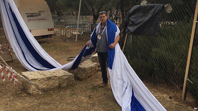 Alon Vald with the flag (צילום: צילום: אלון ולד, גבעת התחמושת) Alon Vald with the flag