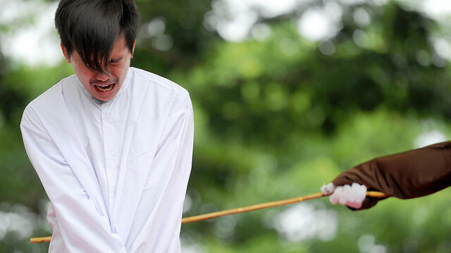 Наказание в Индонезии. Фото: AFP (צילום: AFP) Наказание в Индонезии. Фото: AFP