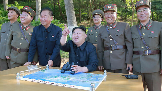 Ким Чен Ын с генералами. Фото: ЕРА