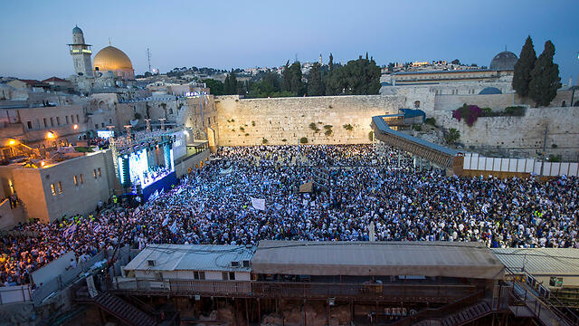 Jerusalem Day celebrations at the Western Wall (Photo: EPA) (צילום: EPA) Jerusalem Day celebrations at the Western Wall (Photo: EPA)